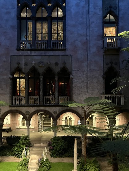 Isabella Gardner museum at night